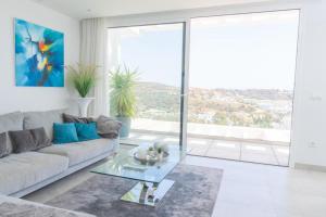 Część wypoczynkowa w obiekcie Luxurious penthouse in La Cala Casa Banderas - 3 Golf Facilites close by!