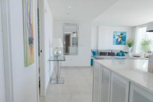 Kuchnia lub aneks kuchenny w obiekcie Luxurious penthouse in La Cala Casa Banderas - 3 Golf Facilites close by!