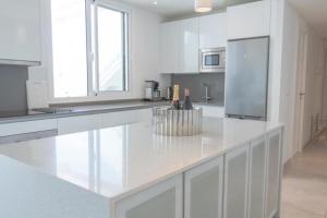 Kuchnia lub aneks kuchenny w obiekcie Luxurious penthouse in La Cala Casa Banderas - 3 Golf Facilites close by!