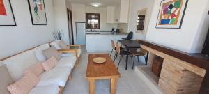 salon z białą kanapą i kominkiem w obiekcie Casa Clare, Cabo Roig w mieście Cabo Roig