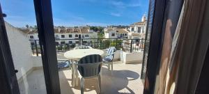 balkon ze stołem i krzesłami w obiekcie Casa Clare, Cabo Roig w mieście Cabo Roig +24 zdjęcia