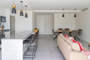 uma cozinha e sala de estar com um sofá e uma mesa em Amazing 3 bedroom apartment Cala Serena La Cala de Mijas em La Cala de Mijas