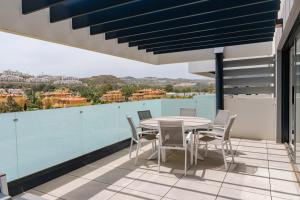 Un patio con una mesa y sillas en un balcón. en Amazing 3 bedroom apartment Cala Serena La Cala de Mijas, en La Cala de Mijas 8 fotos más