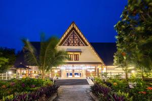 una casa con un camino que conduce a ella por la noche en Sienna Resort, en Maratua Atoll