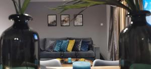 A seating area at Elegant Seaside 2 Floor Apartment