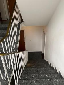 un escalier dans un bâtiment avec un mur blanc dans l'établissement Ferienhaus Butterfly 2, à Garmisch-Partenkirchen