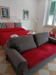 een slaapkamer met een bed met een rode deken bij Darsena Apartments in Savona
