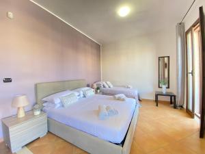 - une chambre avec 2 lits et un miroir dans l'établissement Maison Soleil Guest House Gallipoli, à Gallipoli