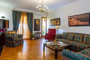 een woonkamer met 2 banken en een salontafel bij Casa Loula in Corfu-stad