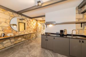 Kuchyň nebo kuchyňský kout v ubytování Alp Pasa Fiore Garden Suites - Special Class