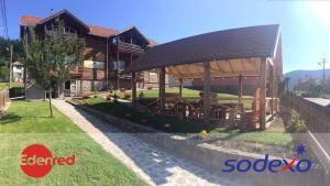 Silver Villa في بايلي توشناد: منزل به سقف كبير على العشب