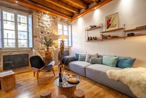 salon z kanapą i stołem w obiekcie La Résidence I Cœur vieille ville w Annecy