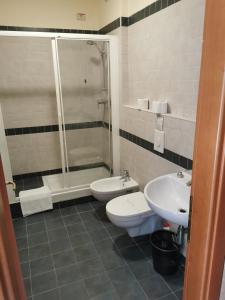 a bathroom with a shower and a toilet and a sink at Casina a Marina di Pisa in Marina di Pisa +9 photos
