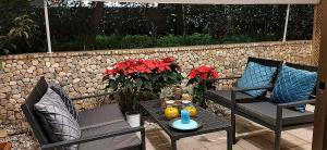 A seating area at Elegant Seaside 2 Floor Apartment
