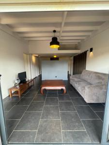 ein Wohnzimmer mit einem Sofa und einem Tisch in der Unterkunft Appart Damazonie T1BIS calme idéalement situé in Montjoly