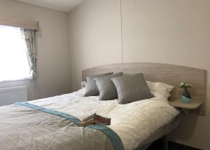Un pat sau paturi într-o cameră la Burrowhead Holiday Village