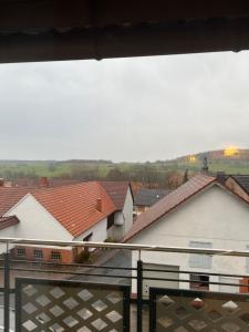 une vue sur un groupe de maisons avec toits dans l'établissement Doppelzimmer Nr 5, à Freiensteinau