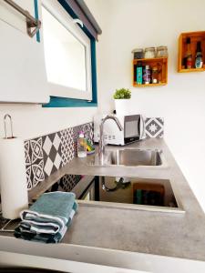 A kitchen or kitchenette at TINY HOUSE entre Chambord Beauval et Cheverny