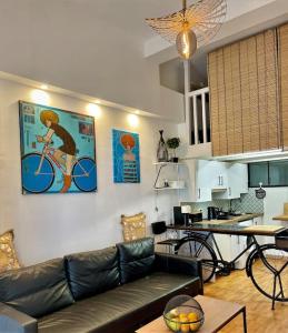 un soggiorno con divano e una bicicletta appesa al muro di klimatyczny loft i egzotyczny basen a Benalmádena