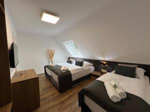 比斯平根的住宿－Ferienwohnung Bispingen，一间酒店客房,设有两张床和电视