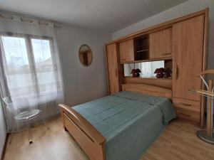 um quarto com uma cama e uma grande janela em Les portes du Cap Ferret Maison tout confort em Arès