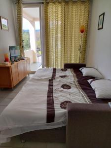 a large bed in a bedroom with a window at Alloggio in Isca sullo Ionio +33 photos
