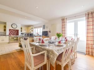 kuchnia i jadalnia ze stołem i krzesłami w obiekcie Duffield w mieście Kingsbridge