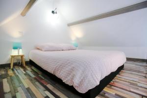 Tour-en-SologneにあるTINY HOUSE entre Chambord Beauval et Chevernyのベッドルーム1室(ベッド1台付)