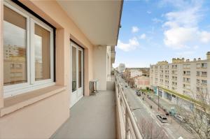 einen Balkon mit Blick auf eine Stadtstraße in der Unterkunft Le Synopsis - Joli T3 avec garage in Toulouse