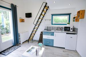 A kitchen or kitchenette at TINY HOUSE entre Chambord Beauval et Cheverny