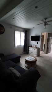 sala de estar con sofá y mesa de centro en Maison T4 a 6 minutes à pieds de Sarlat en Sarlat-la-Canéda