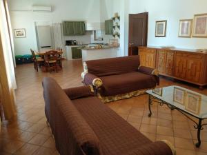 - un salon avec deux canapés et une table dans l'établissement Casa Donna Razietta - Natura e relax, à Scicli