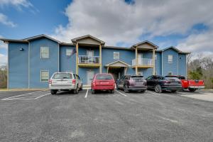 Brownsville Vacation Rental Near National Park! في Sloans Crossing: مبنى ازرق فيه سيارات تقف في موقف للسيارات