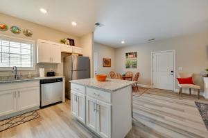 Brownsville Vacation Rental Near National Park! في Sloans Crossing: مطبخ بخزائن بيضاء وطاولة عمل