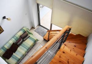 Habitación con 2 literas y escalera. en Marina Apartment 4 en Lárnaca
