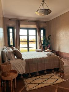 Un dormitorio con una cama grande y una ventana en Villa d'Orient, en Marrakech