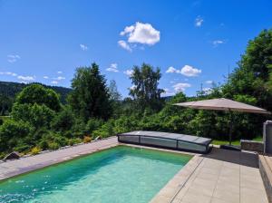 Basen w obiekcie Le Cerf, chalet cocooning avec piscine et billard lub w pobliżu