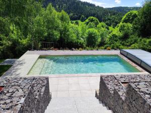 Basen w obiekcie Le Cerf, chalet cocooning avec piscine et billard lub w pobliżu