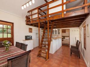 kuchnia i jadalnia ze spiralnymi schodami w domu w obiekcie Bellavista w mieście Gansbaai