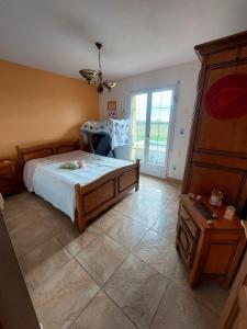 ein Schlafzimmer mit einem Bett und einem Tisch darin in der Unterkunft Maison de 4 chambres avec jardin clos et wifi a Roncherolles en Bray in Mauquenchy