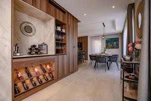 ein Esszimmer und eine Küche mit einem Weinkeller in der Unterkunft Luxury Villa Lipa Kate in Garica