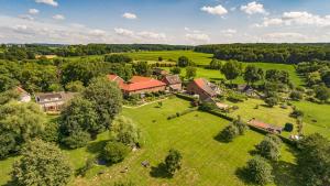 een luchtzicht op een groot landgoed met een huis bij Op adem komen op de mooiste plek in het heuvelland-De Boswachter in Vijlen