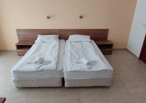 2 Betten nebeneinander in einem Zimmer in der Unterkunft Debbies 2 bed apart with pool and garden views in Sonnenstrand