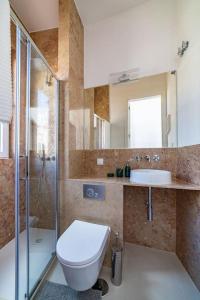 A bathroom at Amaro I - Boutique 2 bed apartment in Alcantara