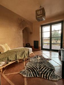 1 dormitorio con alfombra de cebra en el suelo en Villa d'Orient, en Marrakech