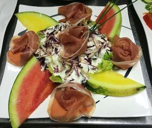 un plato de comida con fruta en una mesa en Gasthof Goldener Stern, en Iphofen