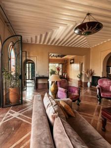 un ampio soggiorno con divano e sedie di Villa d'Orient a Marrakech