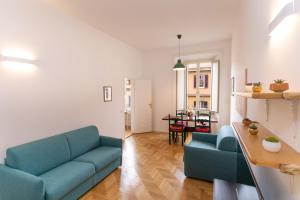 - un salon avec deux canapés bleus et une table dans l'établissement Scipioni Holiday House, à Rome