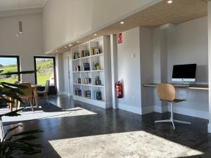 un bureau avec un bureau et un ordinateur sur un mur dans l'établissement Casa Galego, à Fonfría