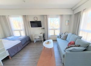a living room with a couch and a bed at City Apartment 302 in Loviisa